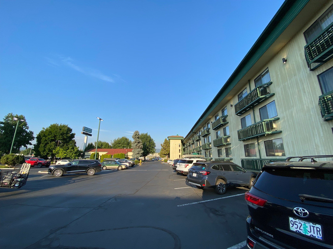 Rogue Regency Inn & Suites主图