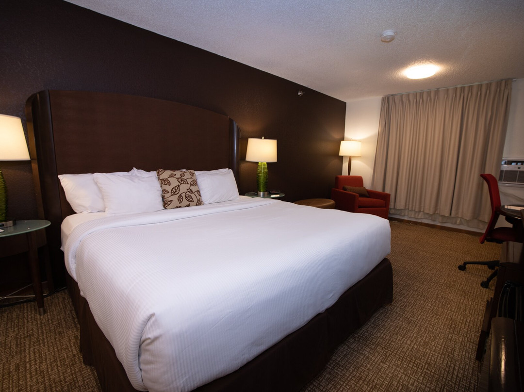 Alliance Hotel & Suites, a Howard Johnson by Wyndham主图