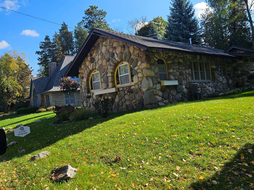 Mushroom House Tours-夏洛瓦必去景点