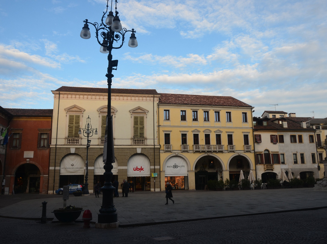 Piazza Vittorio Emanuele II-罗维戈必去景点