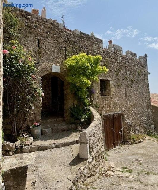 Auberge Du Château De Bezaudun