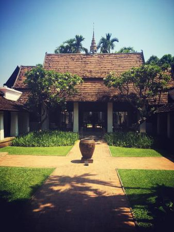 拉差曼哈酒店主图