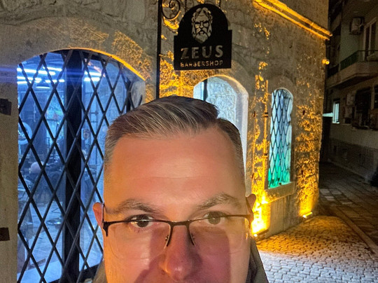 Zeus Barbershop Centre-瓦尔纳必去景点