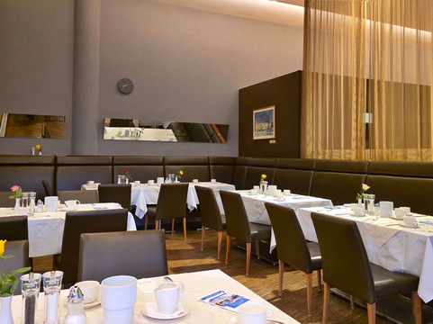 勒百斯泉采尔酒店主图