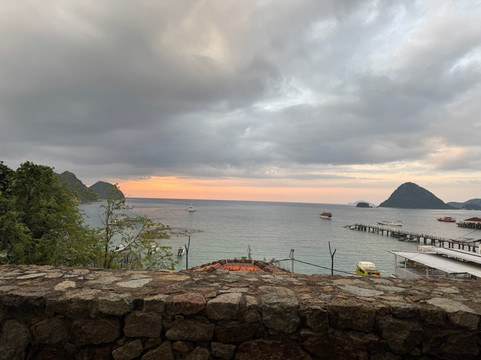 蓝鹦鹉酒店主图