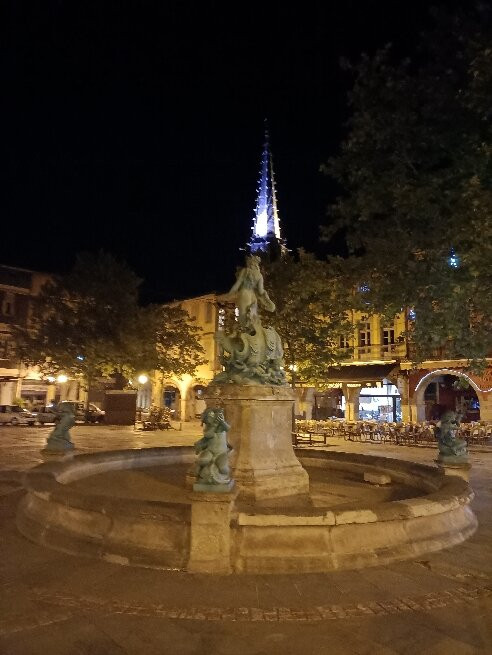 Place de la Republique-利穆必去景点
