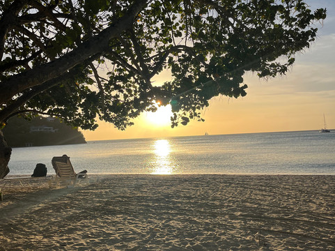 卡里纳格海滩度假酒店主图