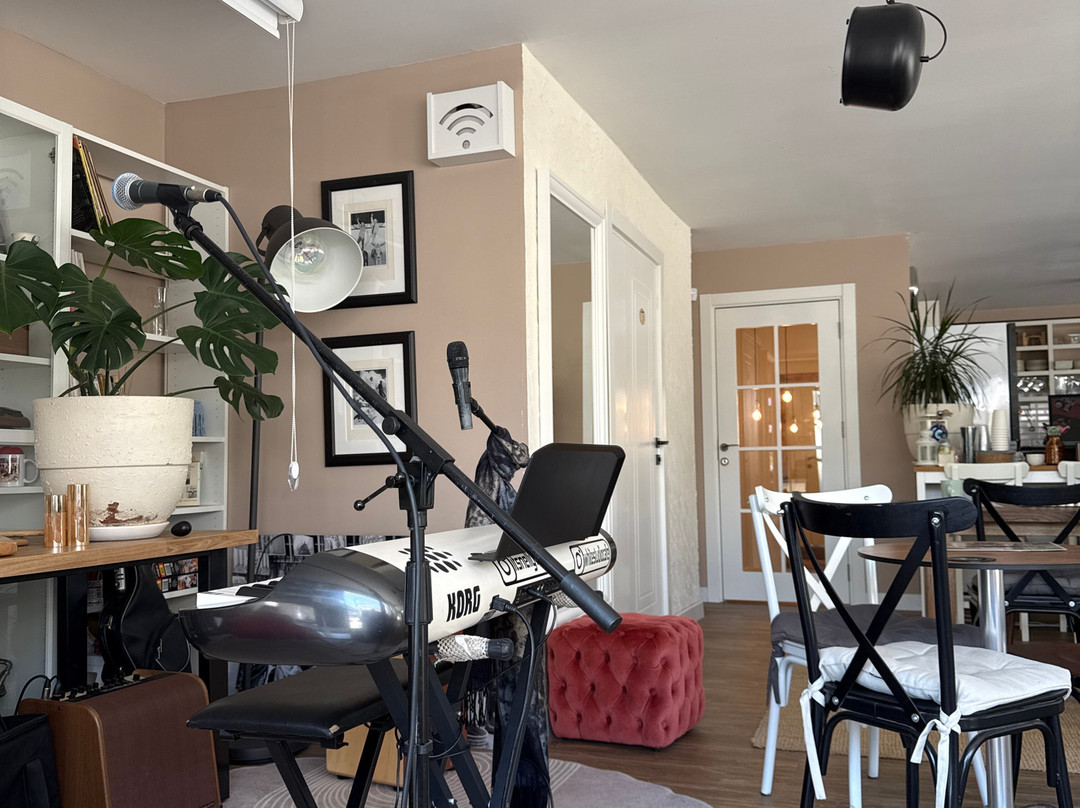 White Studio Cafe