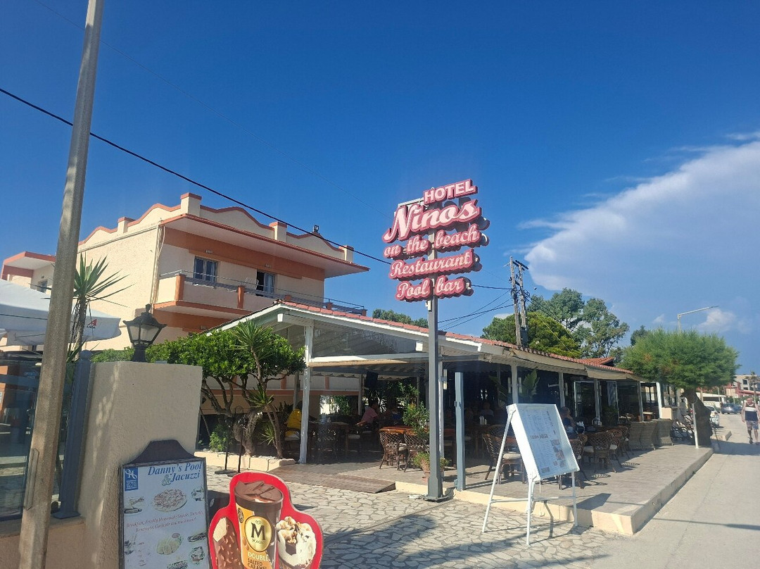 海滩上的小孩酒店主图