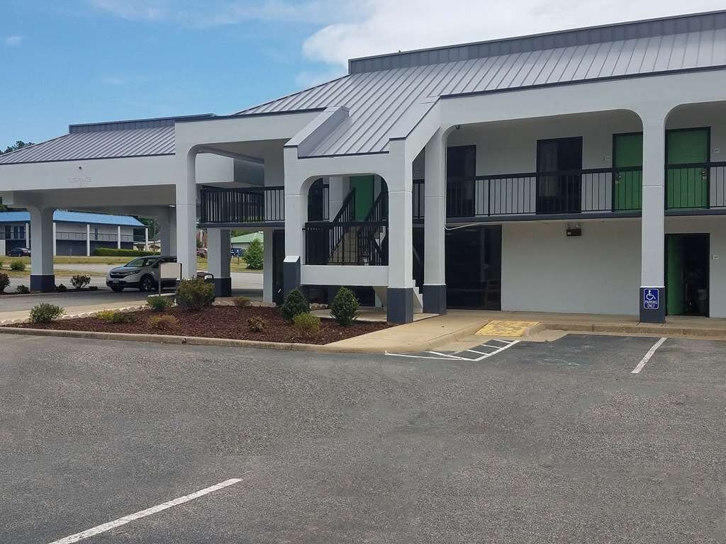 恩波里亚红顶酒店主图