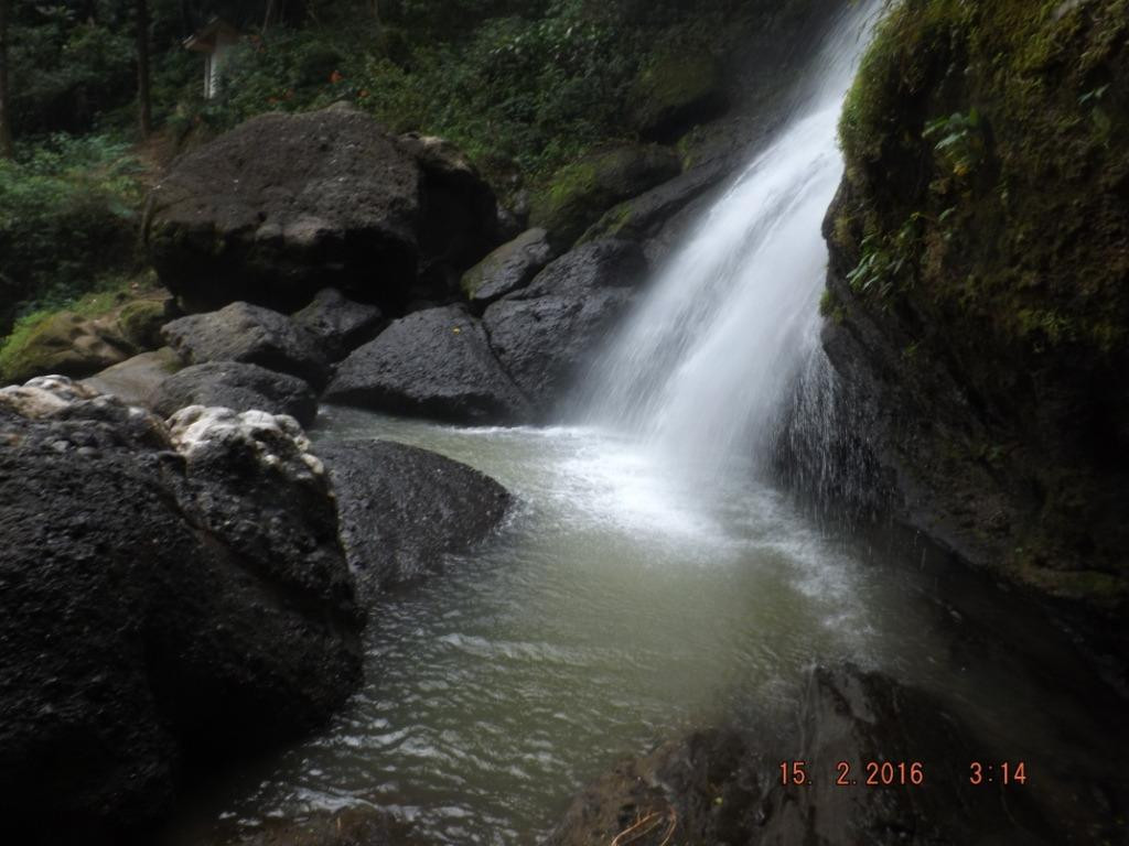 Sarambu Sikore Waterfall景点图片