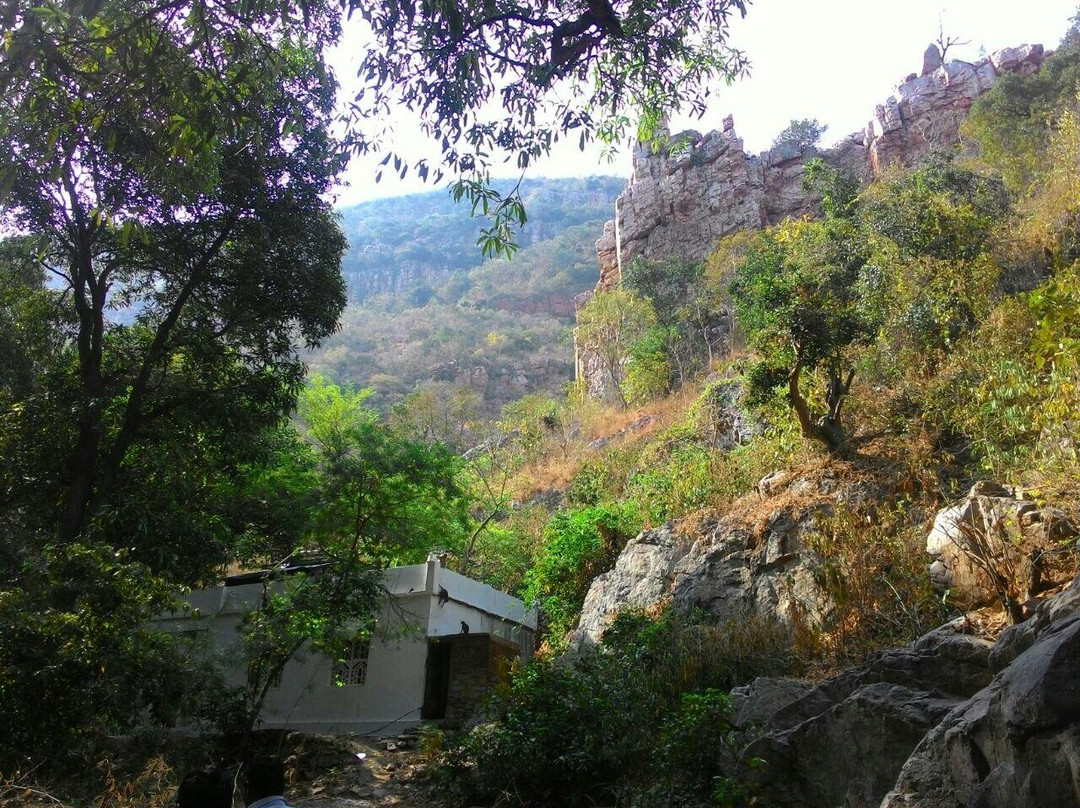 Veyilingala Kona Waterfall景点图片