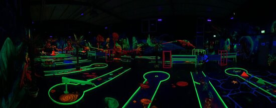 Glowzone 3D Schwarzlicht Minigolf Bielefeld-比勒费尔德必去景点