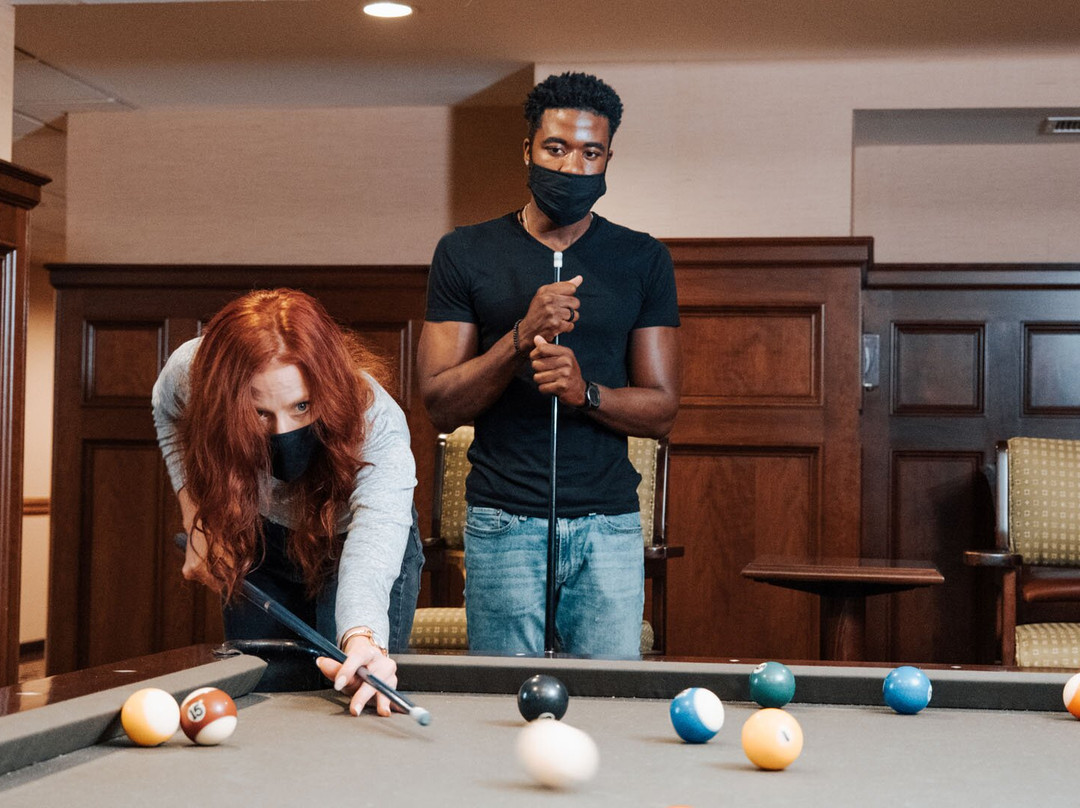 安阿伯丽晶套房酒店主图