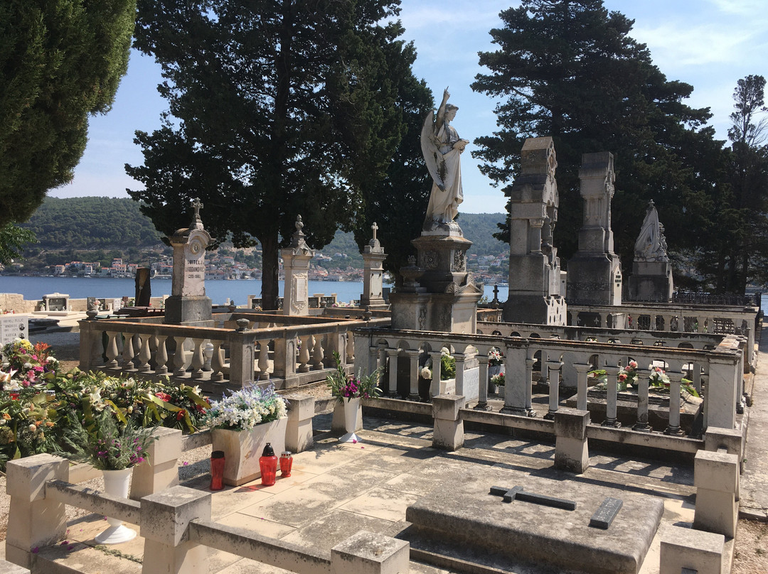 Prirovo Cemetery景点图片