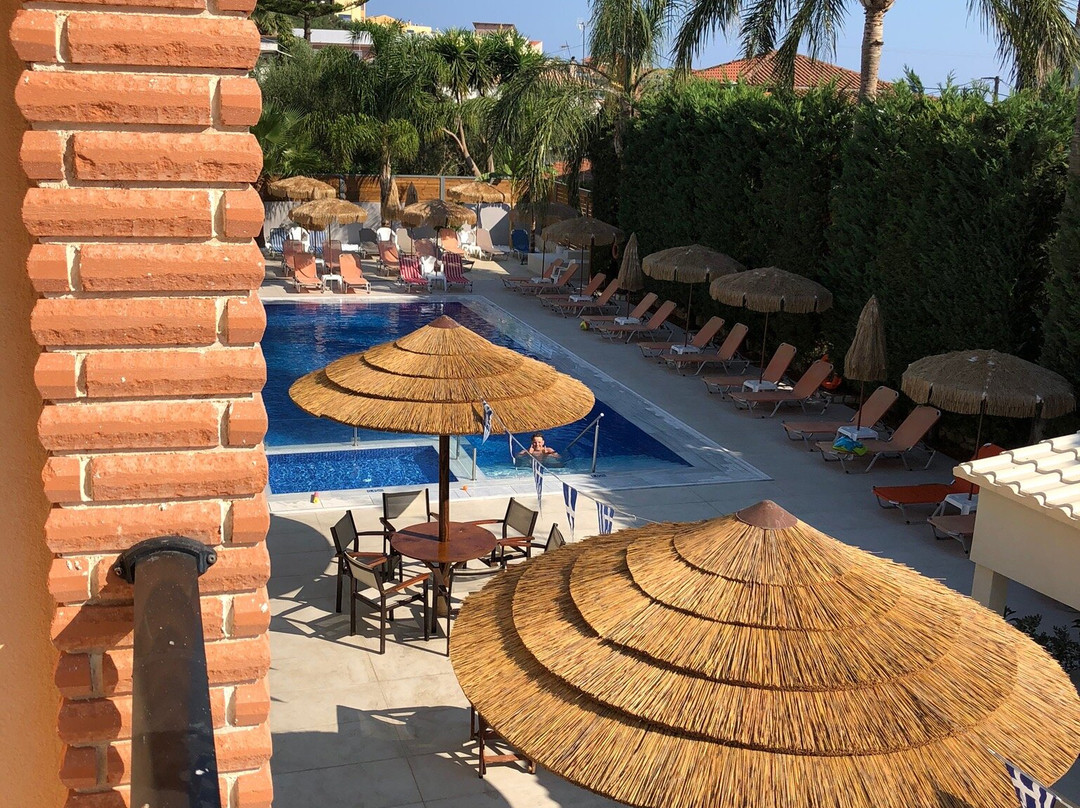 Paradise Bar Apartments主图