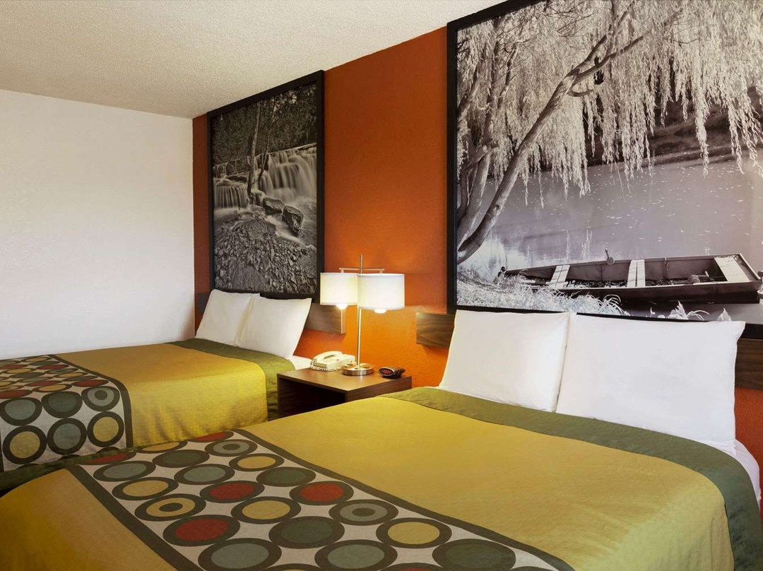 Super 8 by Wyndham Woodward主图