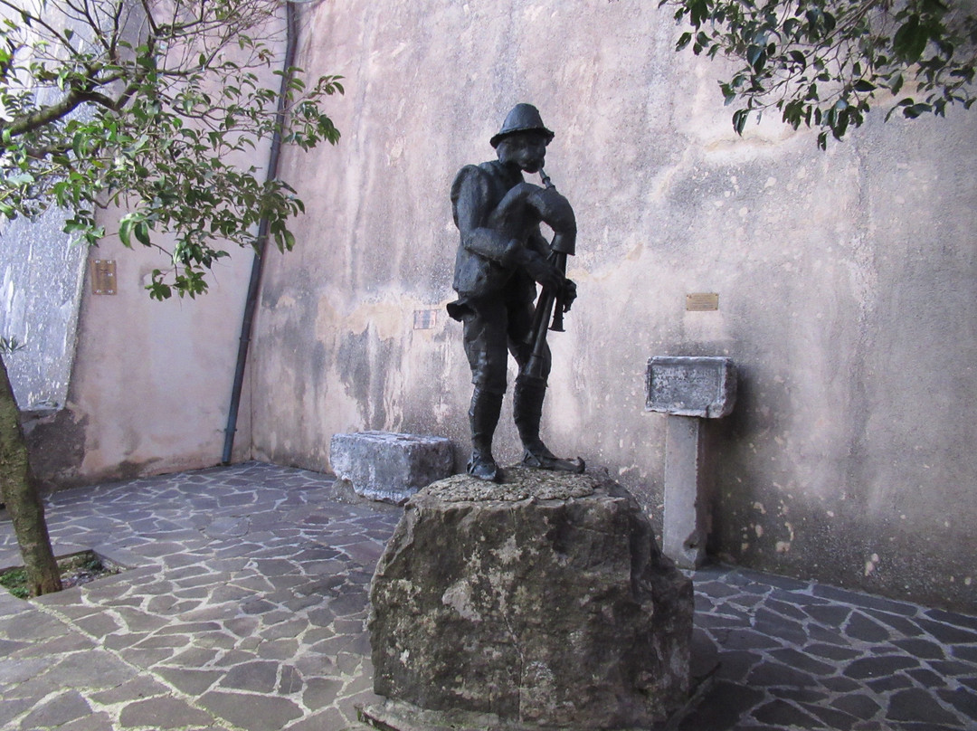 Monumento allo Zampognaro景点图片