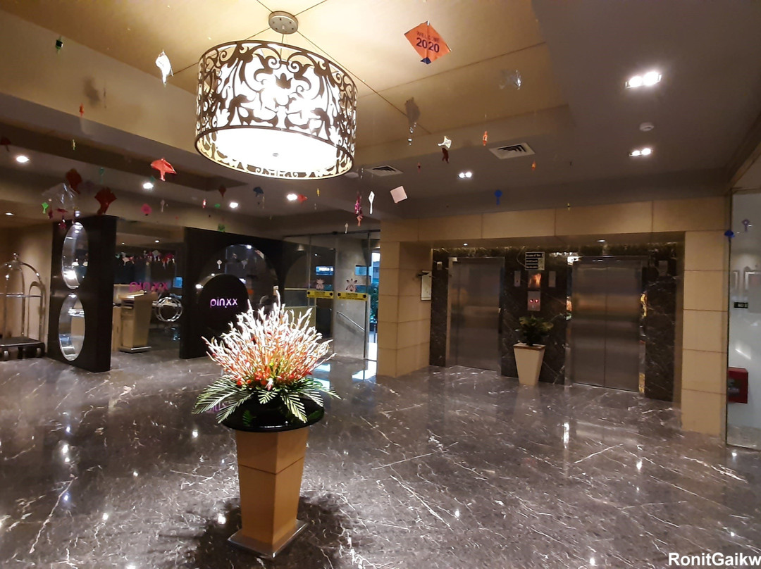 Royal Orchid Central主图