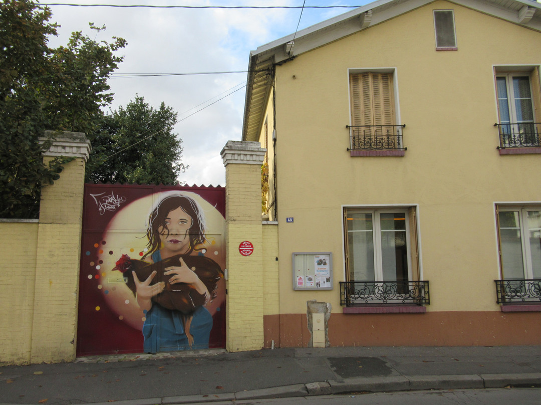 Fresque "La petite fille et la poule"景点图片