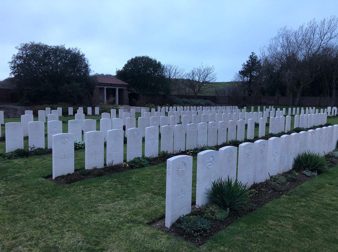 Les Baraques Military Cemetery景点图片