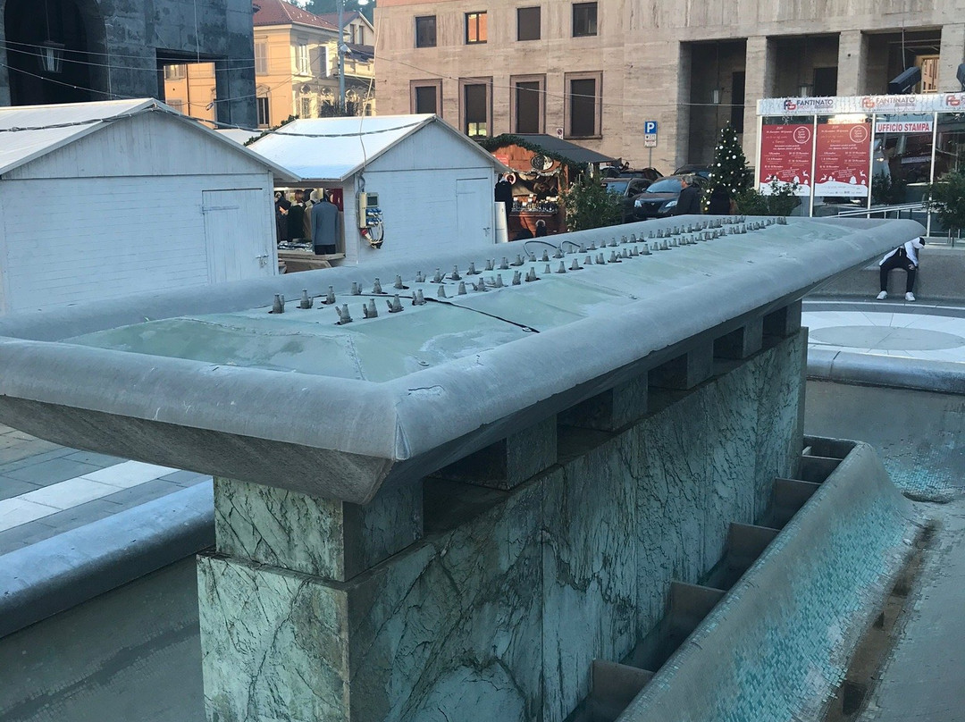 Fontana di Piazza Monte Grappa-瓦雷泽必去景点