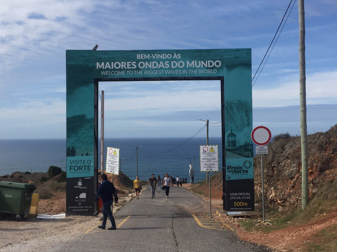 Estatua Homenagem aos surfistas e a Nossa Senhora da Nazare.景点图片