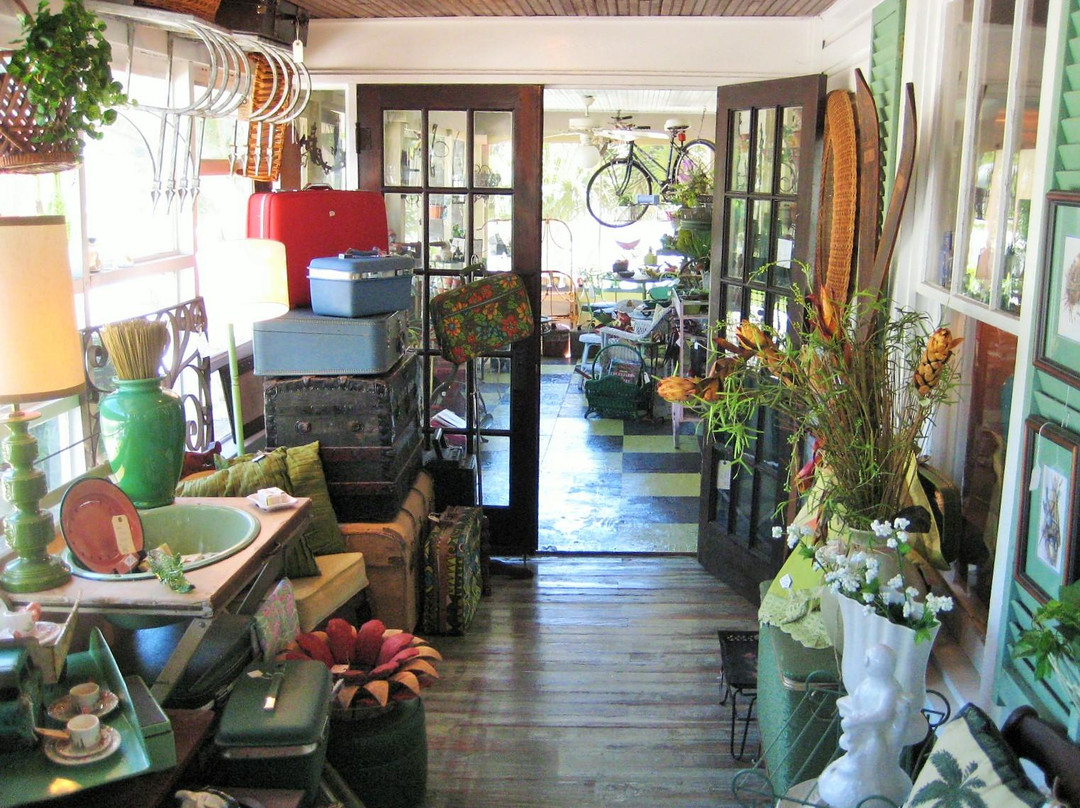 Tavares旅游景点-Through the Years Vintage Market