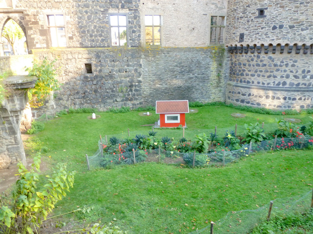 Burgruine Mit Schlossgarten In Andernach.景点图片