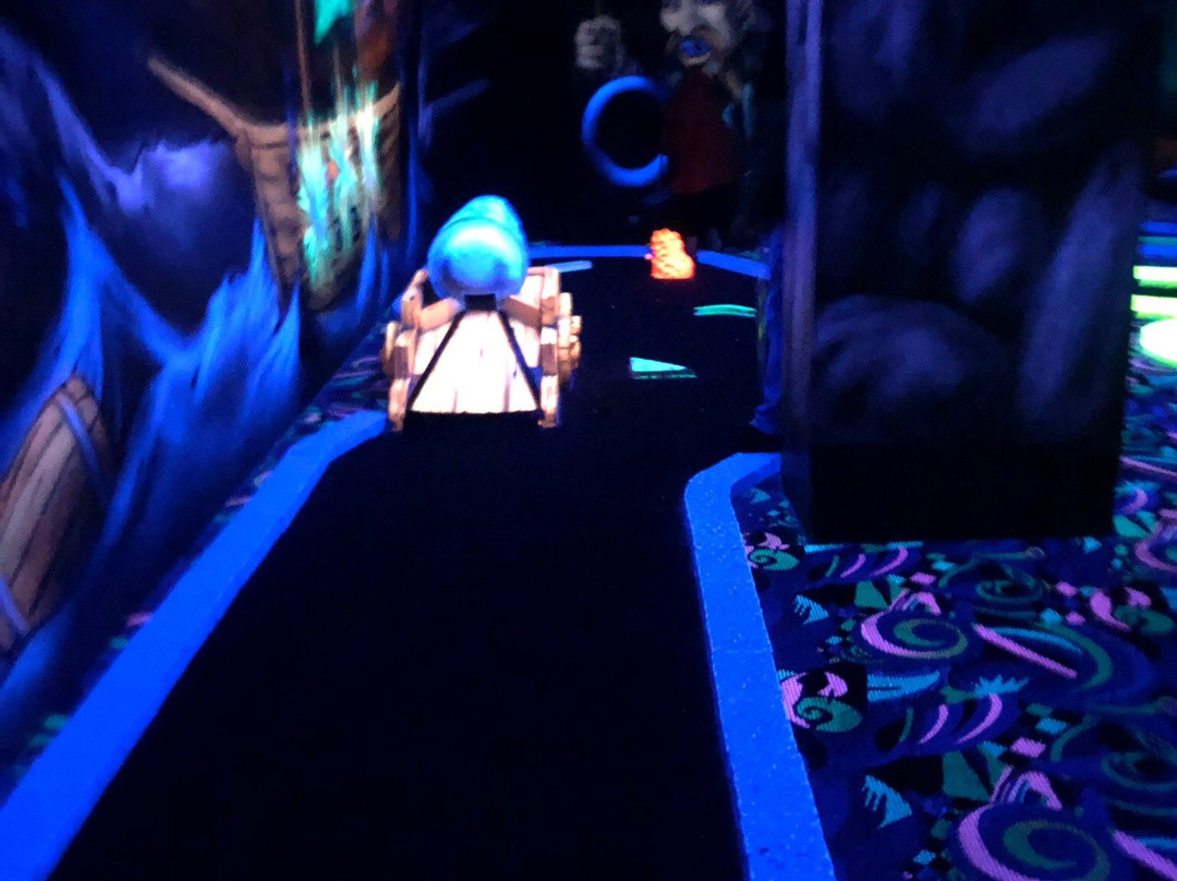 Goolfy Blacklight Minigolf-布朗肯堡必去景点