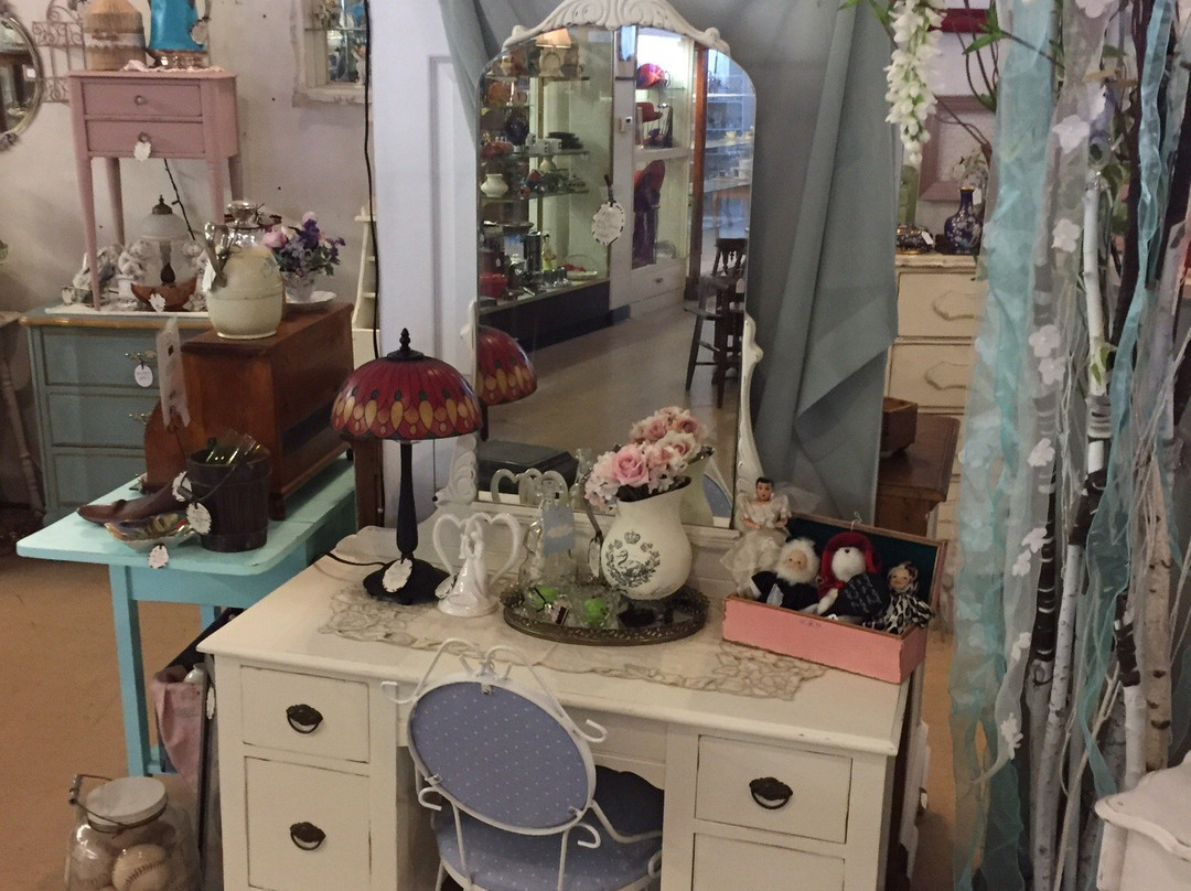 Eighth & Main Antique Center-奇科必去景点