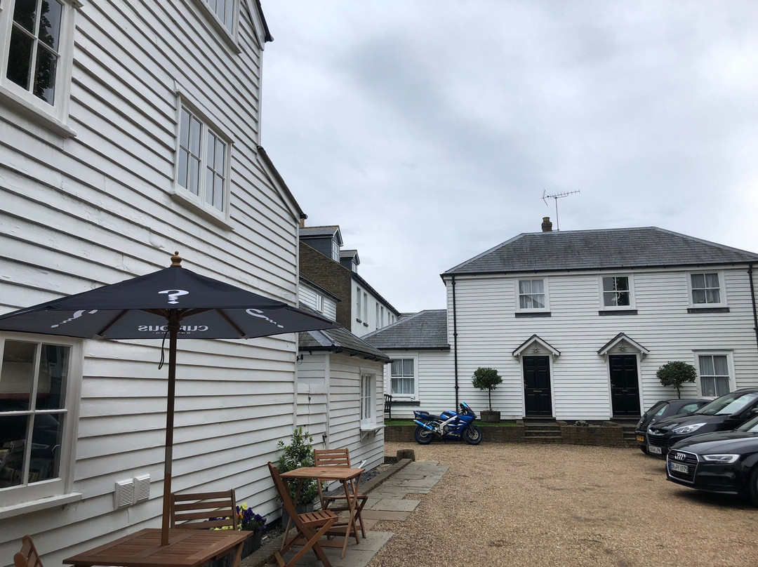 The White Cliffs Retreat主图