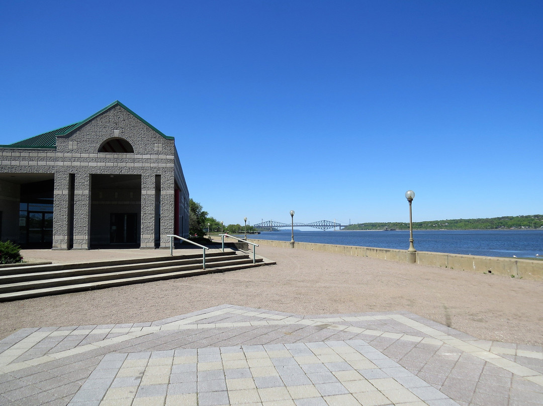 Fresque De La Bibliothèque Lauréat-vallière-李维斯必去景点