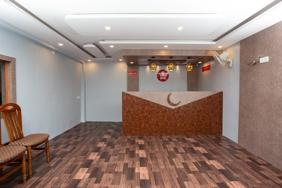 OYO 22105 Hotel Half Moon Inn主图