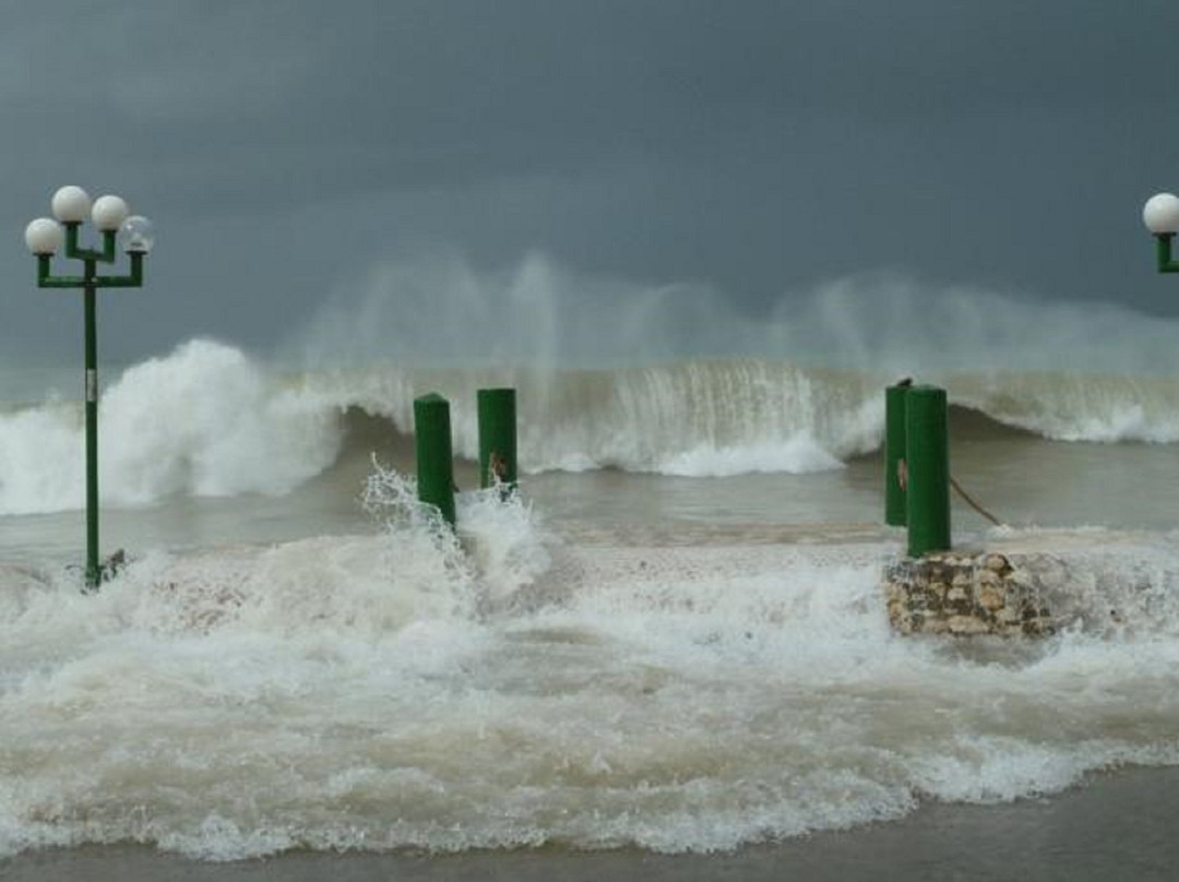 Holiday Suites Hotel & Beach Resort主图