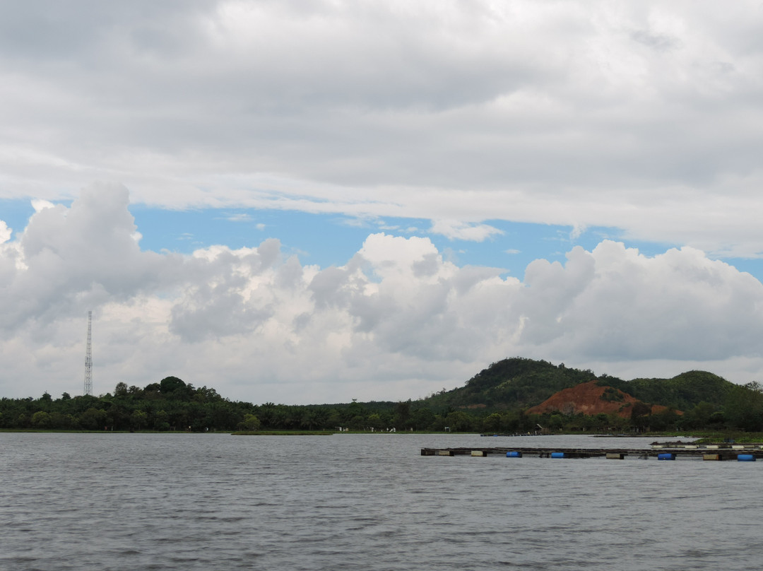 Pondok Lesehan Tepi Danau