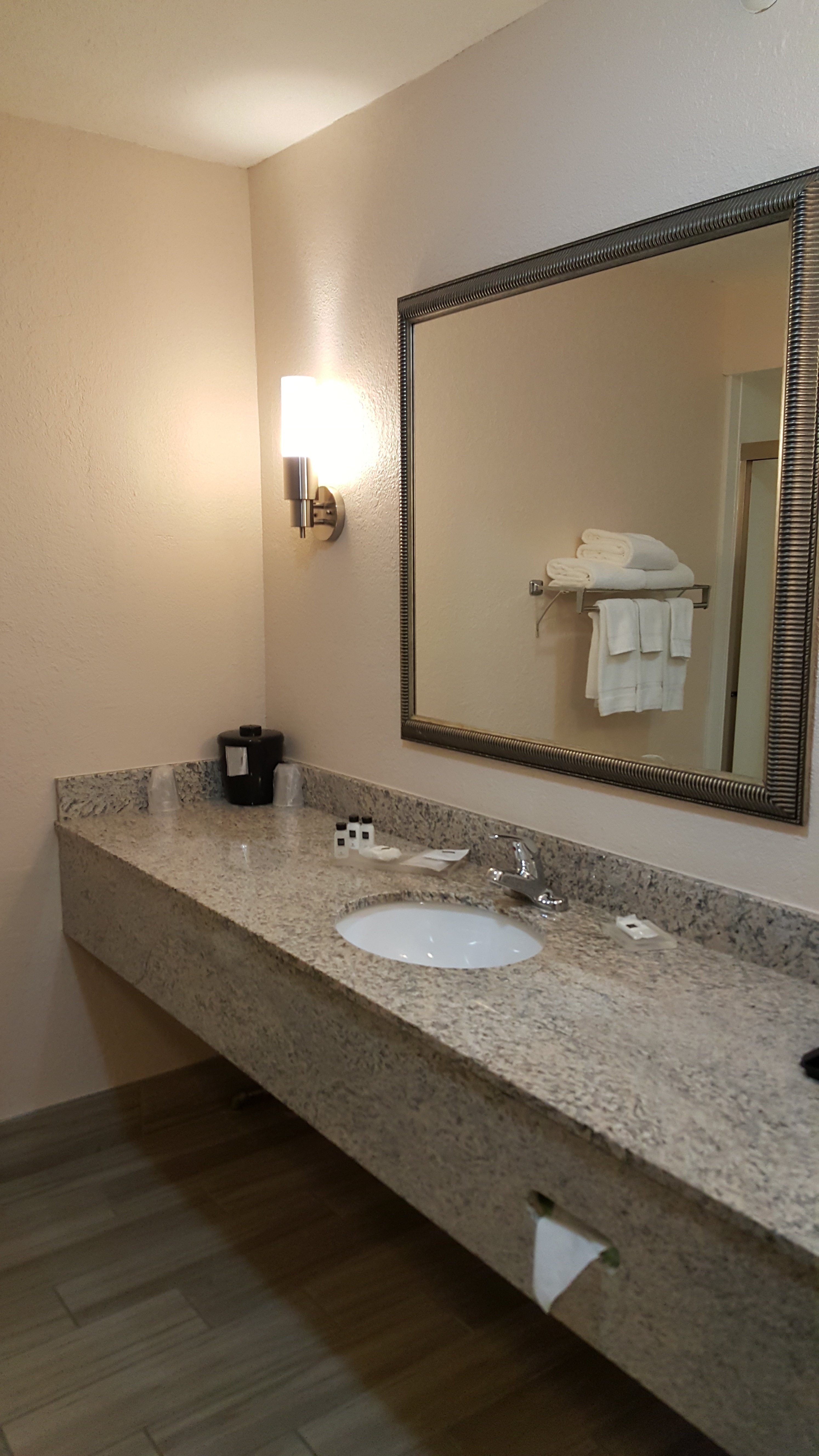 Country Inn & Suites by Radisson, Abingdon, VA-浴室