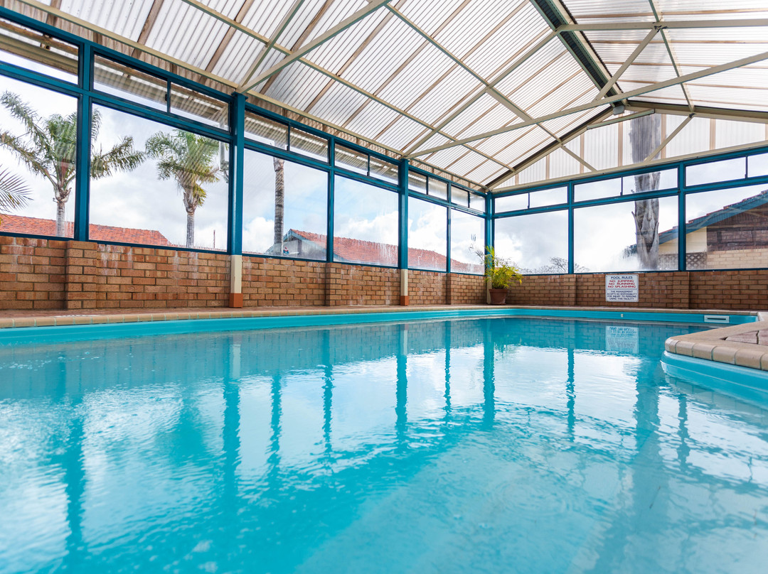 都市客栈酒店主图