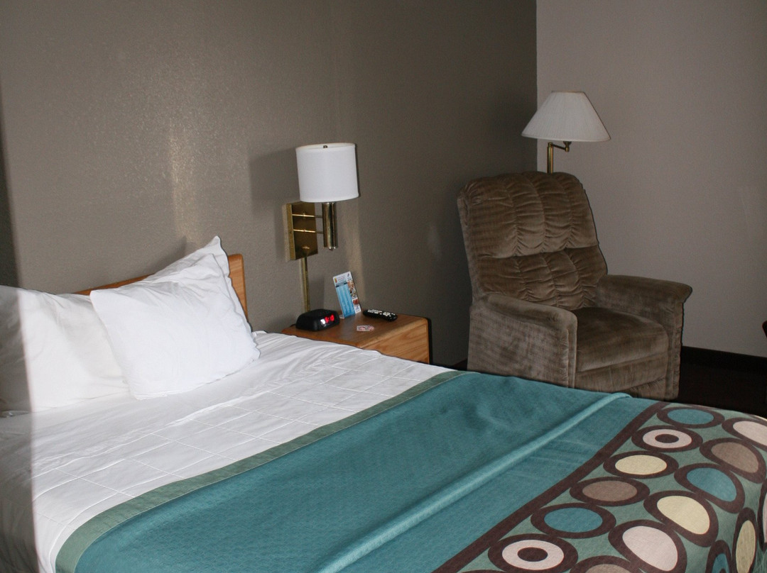 Super 8 by Wyndham Menomonie WI主图