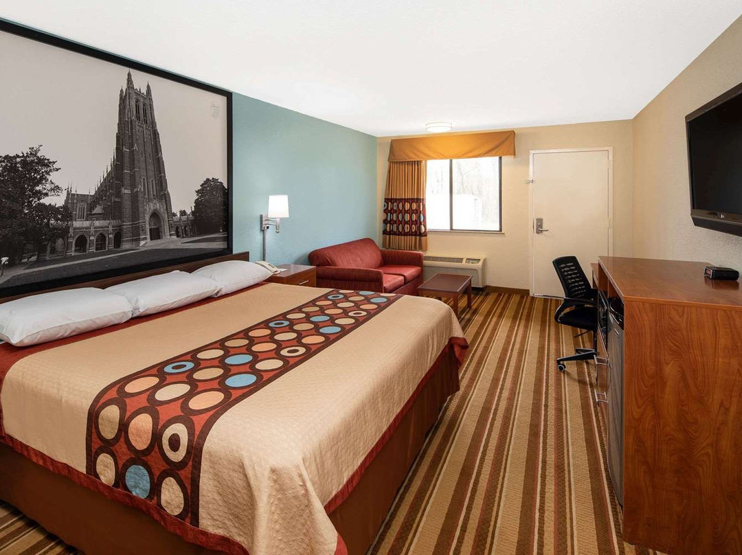 伯灵顿速8酒店主图