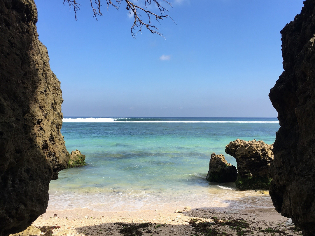 Pemutih Beach景点图片