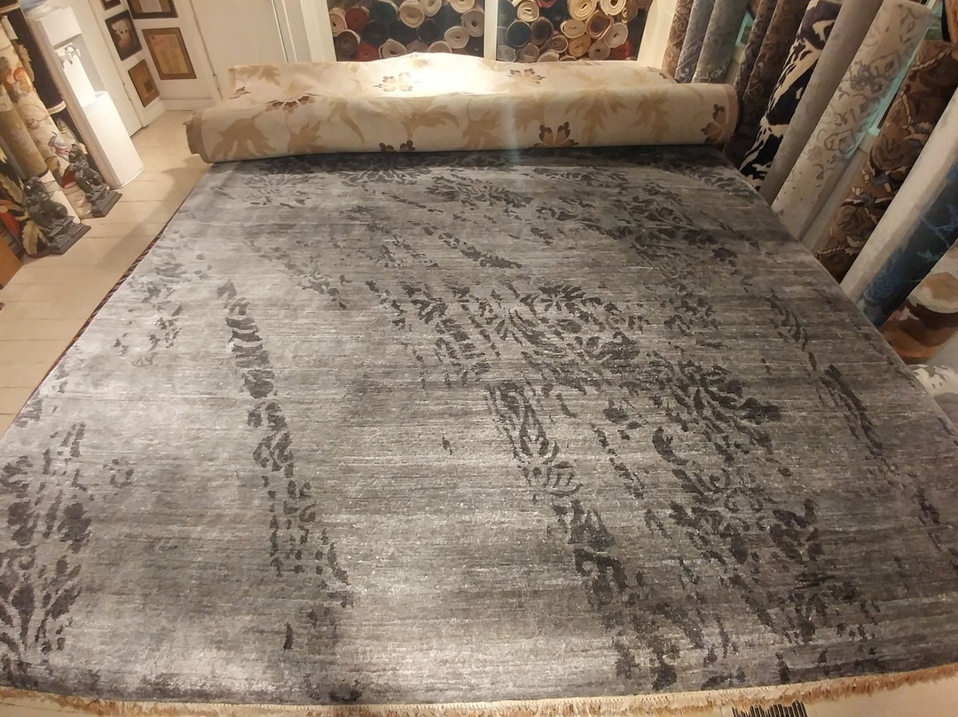 Aaron's Fine Rug Gallery-韦恩堡必去景点