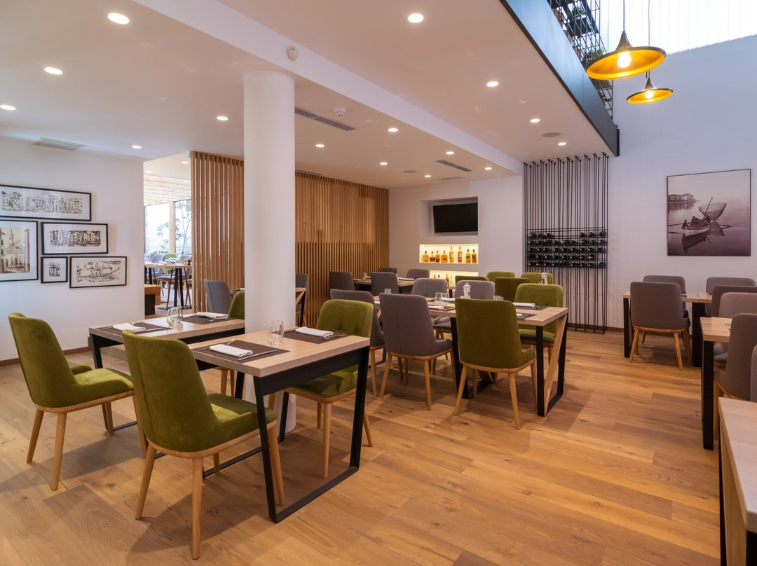 2Ribara Restaurant