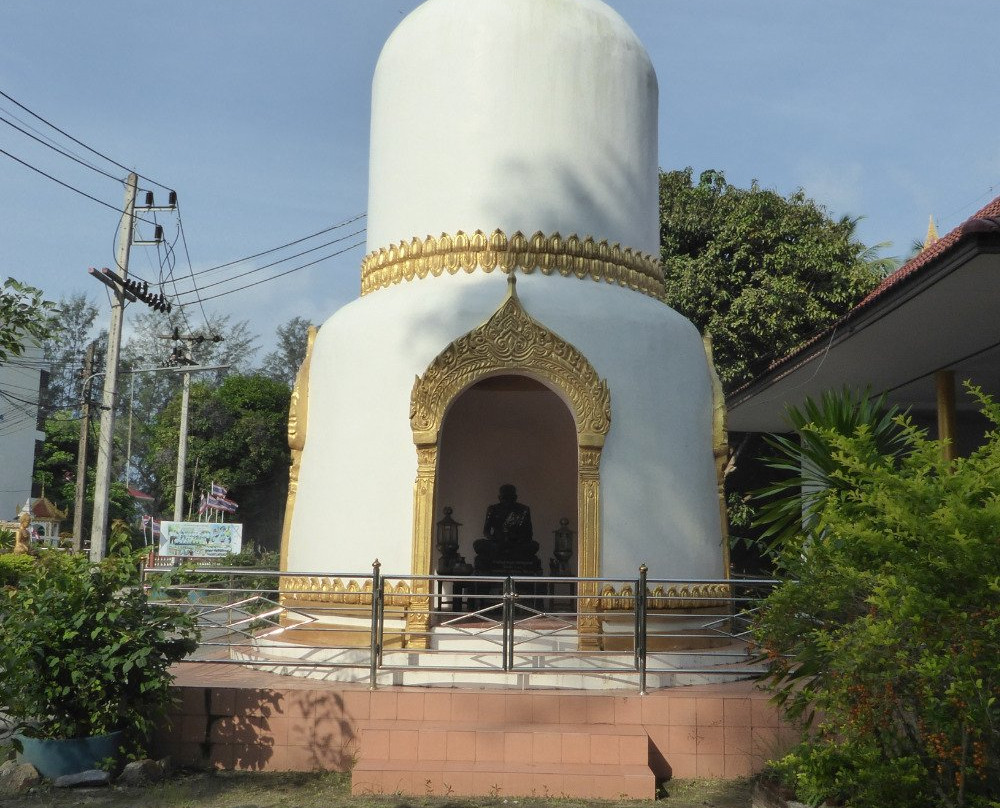 Wat Samut Tharam-利巴诺伊必去景点