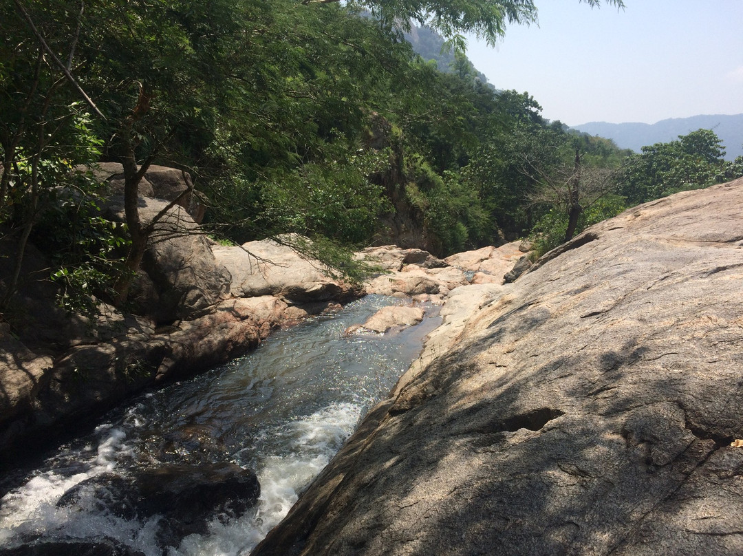 Jalagamparai Falls景点图片