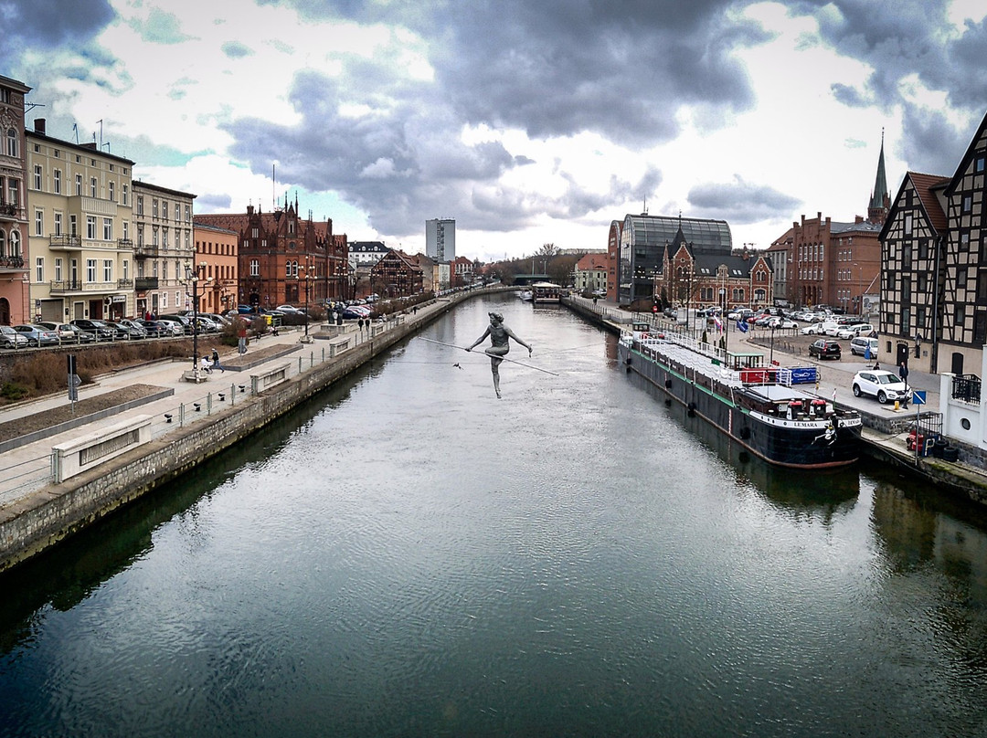 Tightrope Walker - sculpture景点图片