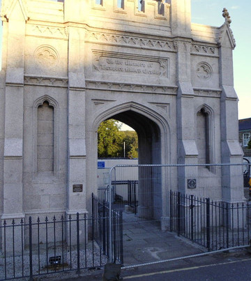 Grylls Monument-赫尔斯顿必去景点