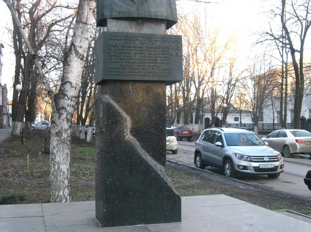 Bust of Mikhail Pavlovich Chikha景点图片