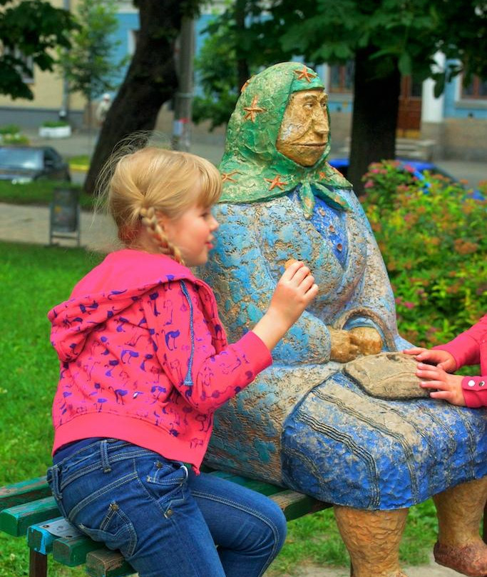 Babushka Classical Sculpture-基辅必去景点