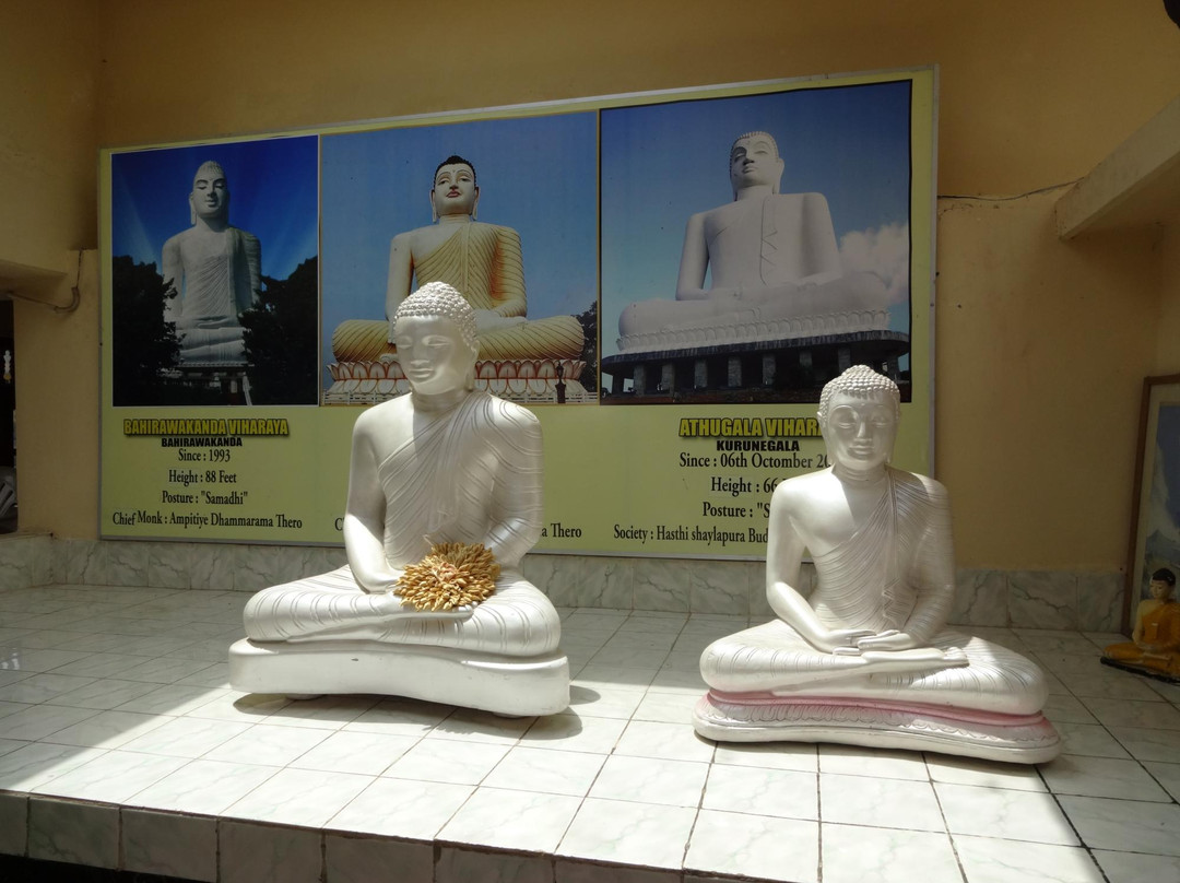 珈蓝佛像-康提必去景点